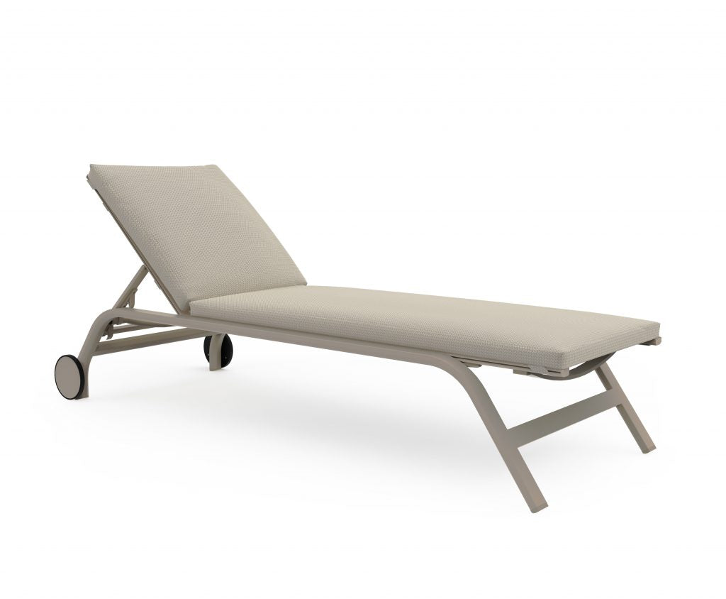 Gandia Blasco Stack Chaise Lounge in sand/beige, Seitenansicht, ohne Arme, mit Rädern, mit Kissen