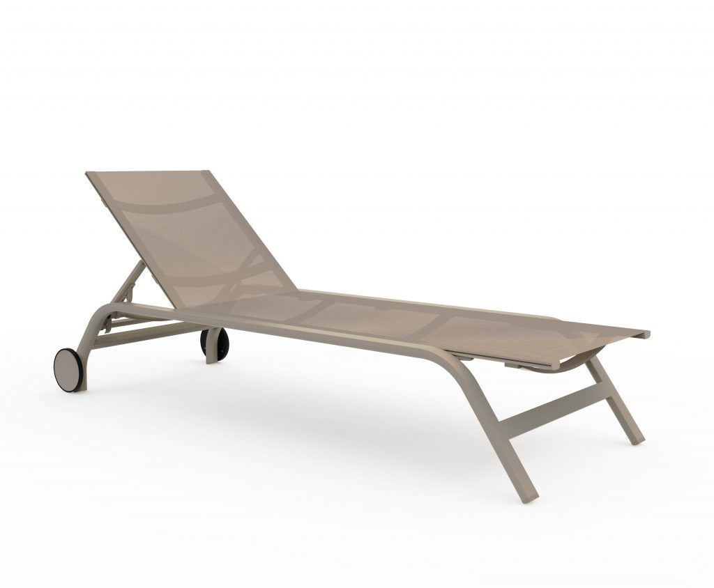 Gandia Blasco Stack Chaise Lounge in sand, Seitenansicht, ohne Arme, mit Rädern, ohne Kissen
