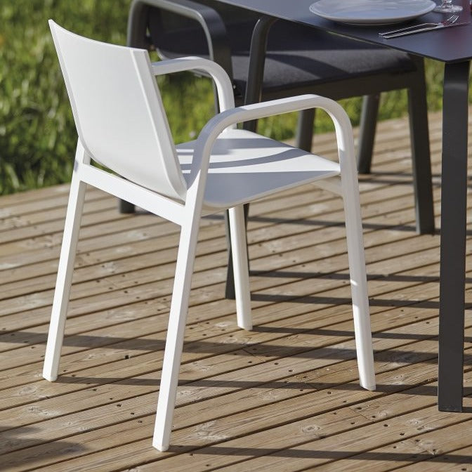 Gandia Blasco Stack Dining Armchair in schwarz & weiß, am Tisch 