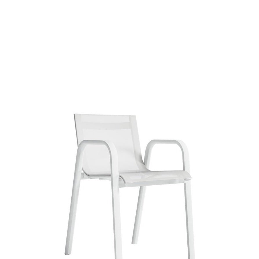 Gandia Blasco Stack Dining Armchair in weiß, Frontansicht, leicht seitlich 
