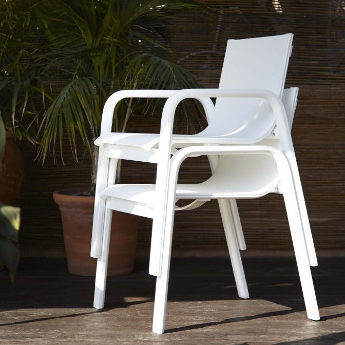 Gandia Blasco Stack Dining Club Armchair in weiß, Seitenansicht, 2 Stühle übereinander gestapelt