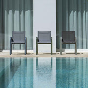Gandia Blasco Stack Dining Club Armchair in mehreren Farben, Frontansicht, am Pool