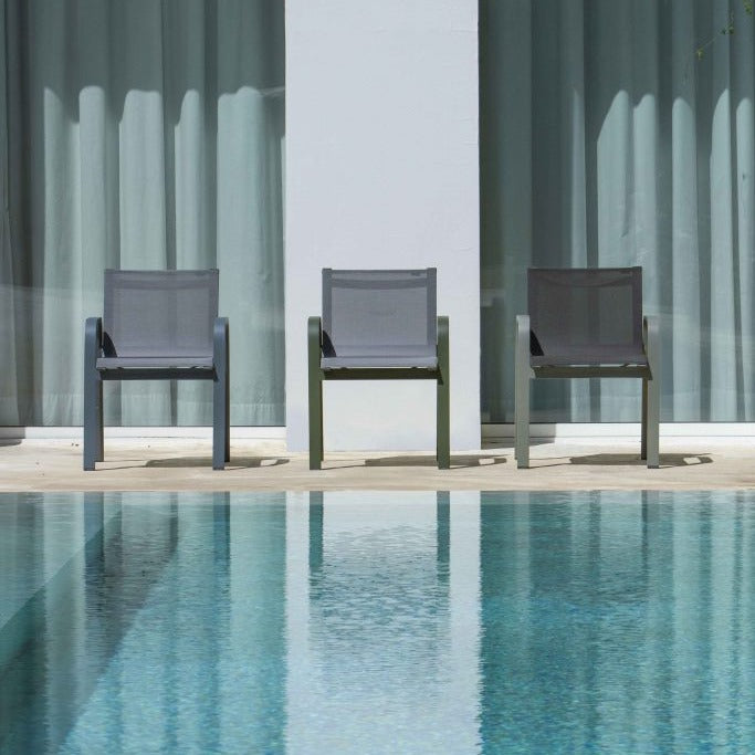Gandia Blasco Stack Dining Club Armchair in mehreren Farben, Frontansicht, am Pool