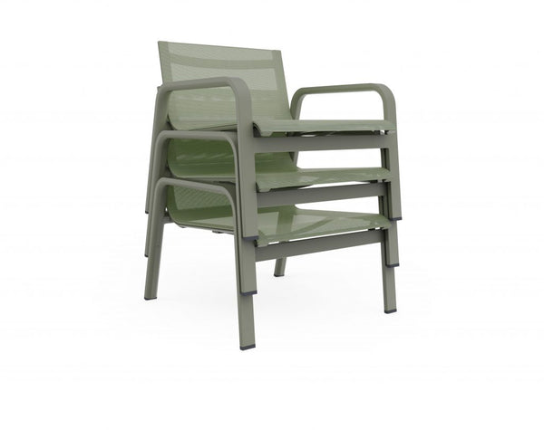 Gandia Blasco Stack Lounge Chair in zementgrau, Seitenansicht, 3 Stühle übereinander gestapelt 