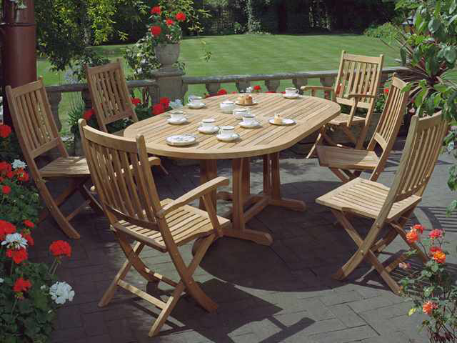 Stirling Ausziehtisch von Barlow Tyrie, ovales Tischblatt mit markanten Beinen. Ausziehbar von 237 cm auf 319 cm, mit Platz für 10 Personen. Ideal für Gartenfeiern, inklusive Sonnenschirmloch.