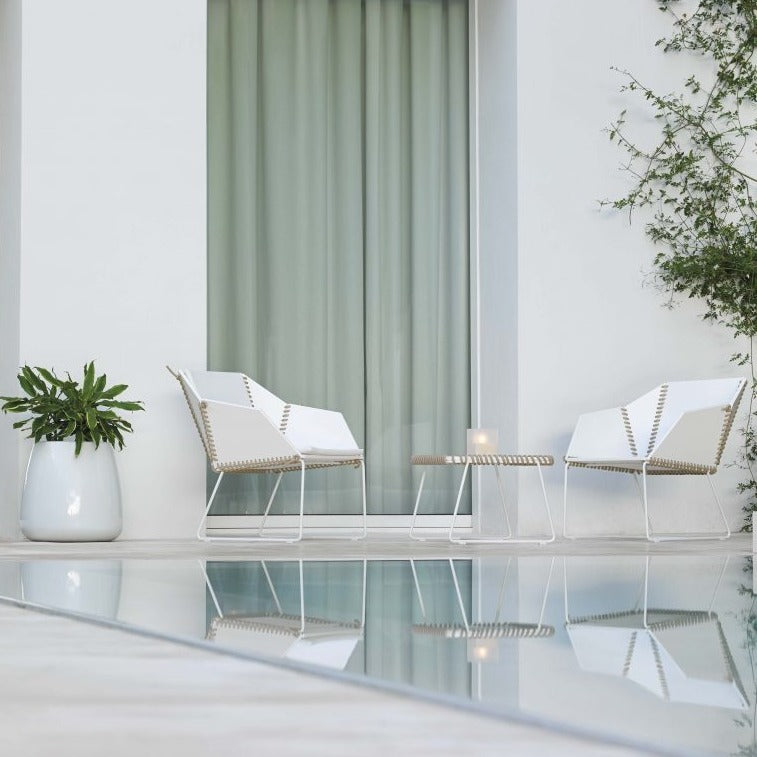 Gandia Blasco Textile Club Armchair in weiß-beige, Frontansicht, 2 Stühle am Pool