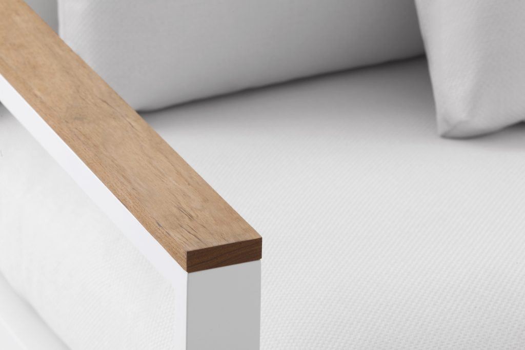 Gandia Blasco Timeless 2 Seat Sofa in weiß, Armlehne aus Holz 