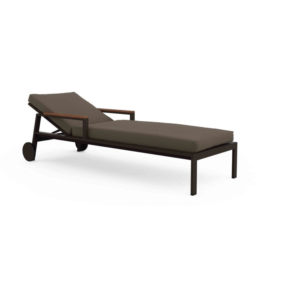 Gandia Blasco Timeless lounger with wheels and armrests