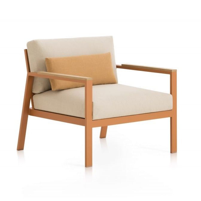 Gandia Blasco Timeless Lounge Chair in orange/braun, Frontansicht, leicht seitlich