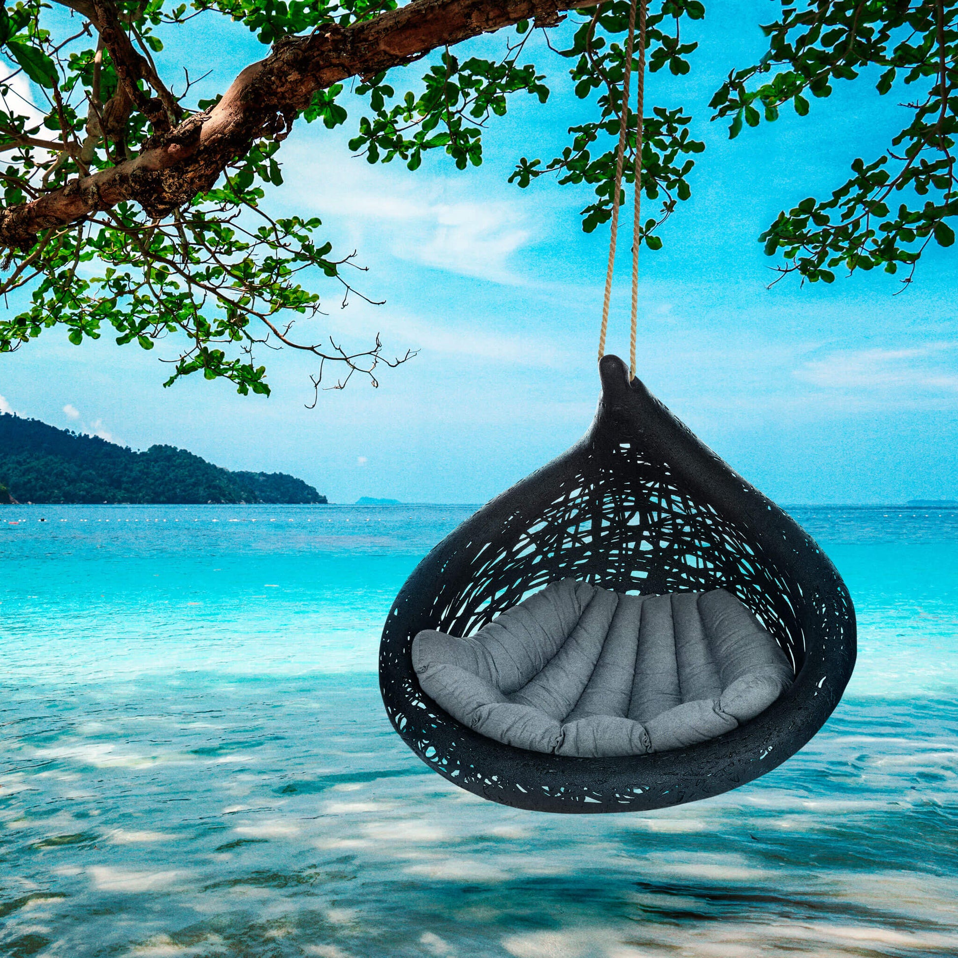 Einzigartiger Hängesessel Unknown Nordic Bios Lucid hängt am Baum über der Ostsee.