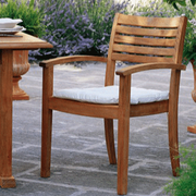 Unopiu Armstuhl Chelsea aus Teakholz mit Kissen