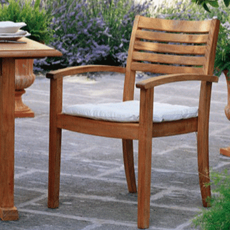 Unopiu Armstuhl Chelsea aus Teakholz mit Kissen