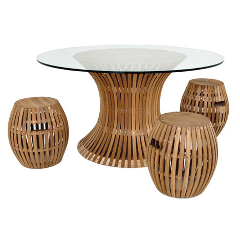 Swing Tisch aus Teakholz mit einer Glastischplatte und mit drei Swing Hockern aus Teakholz.