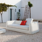 Die Kollektion Agorà ist dem Komfort gewidmet. Die großzügigen Formen aus Aluminium treffen auf WaProLace® Synthetikfasern für eine bessere Witterungsbeständigkeit.