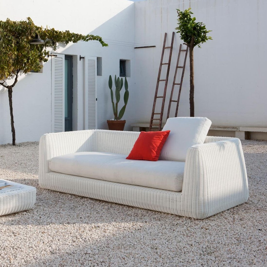 Die Kollektion Agorà ist dem Komfort gewidmet. Die großzügigen Formen aus Aluminium treffen auf WaProLace® Synthetikfasern für eine bessere Witterungsbeständigkeit.