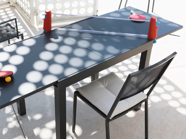 Unopiu Conrad, Tisch in grafitgrau mit 2 Essstühlen der Kollektion Conrad in grafitgrau.