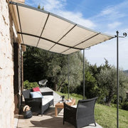 Unopiu Anbaupergola Solaire. Die Anbaupergola Solaire besteht aus verzinktem Eisen und ist in einem eleganten Graphitgrau gehalten. Sie ist robust und langlebig.