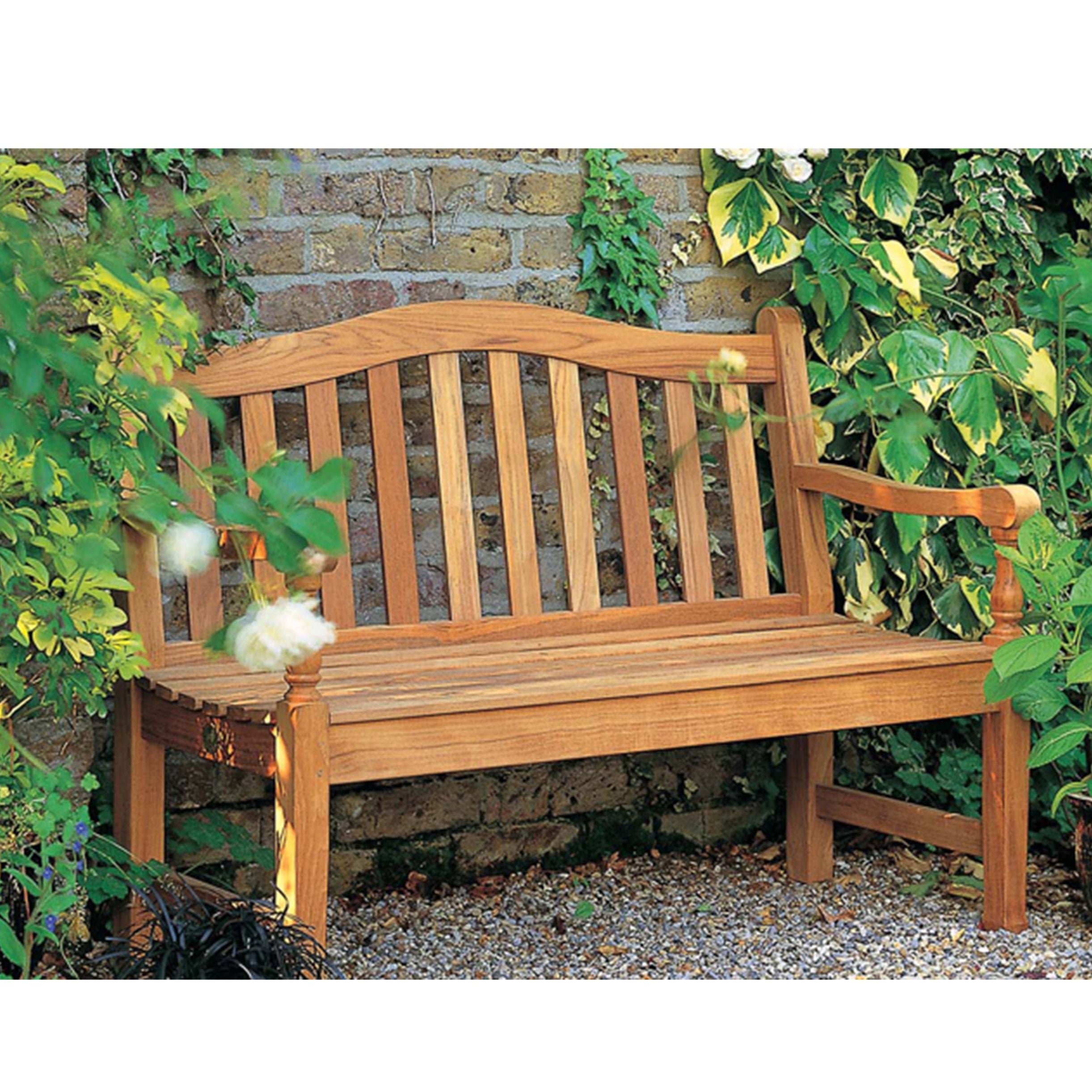 Die Barlow Tyrie Waveney Sitzbank ist eine klassische Gartenbank aus Teakholz. Sie hat geschwungene Armlehnen und gedrehte Vorderbeine. Die Sitzfläche ist 116 cm lang und bietet Platz für zwei Personen.